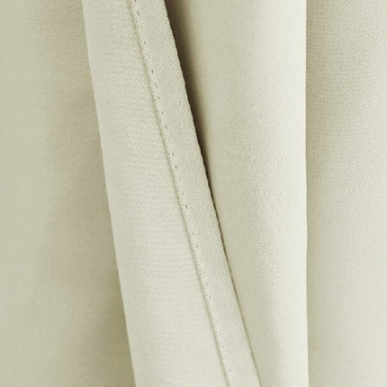 Vaalea säänkestävä verho ulkotiloihin