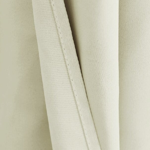 Vaalea säänkestävä verho ulkotiloihin