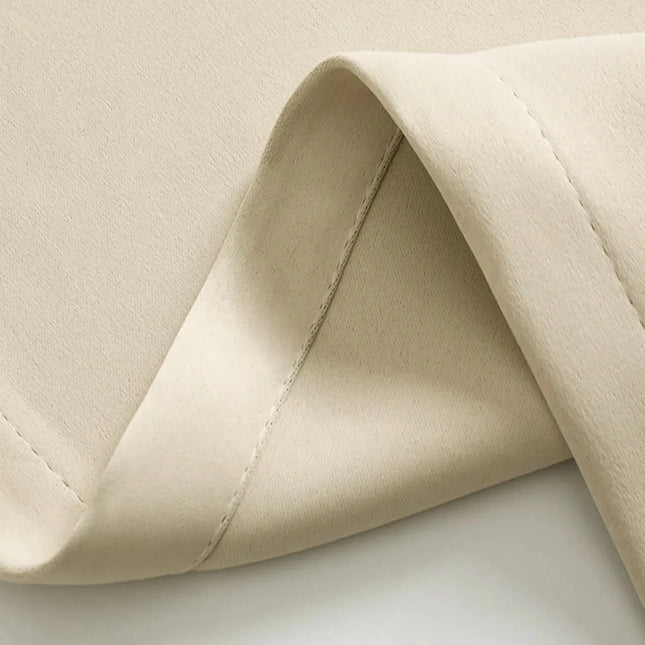 Yksivärinen beige verho metallirenkailla