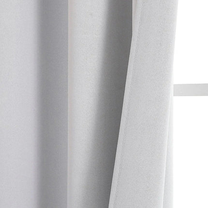 Yksivärinen valkoinen verho metallirenkailla