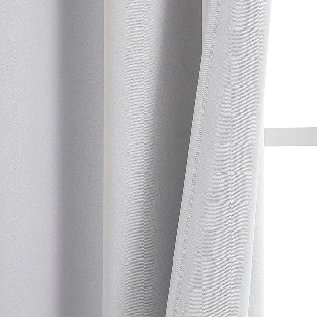 Yksivärinen valkoinen verho metallirenkailla