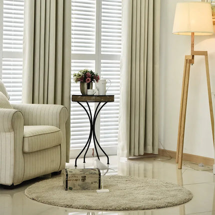 Yksivärinen beige verho metallirenkailla