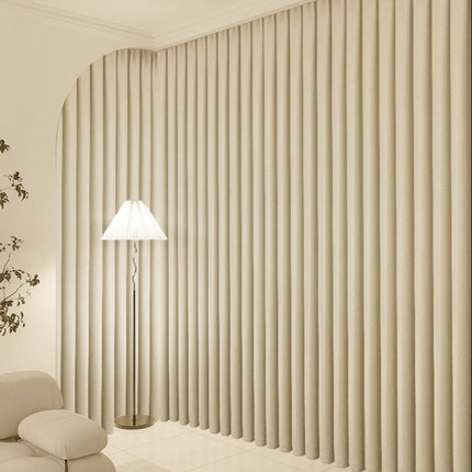 Yksivärinen beige verho metallirenkailla