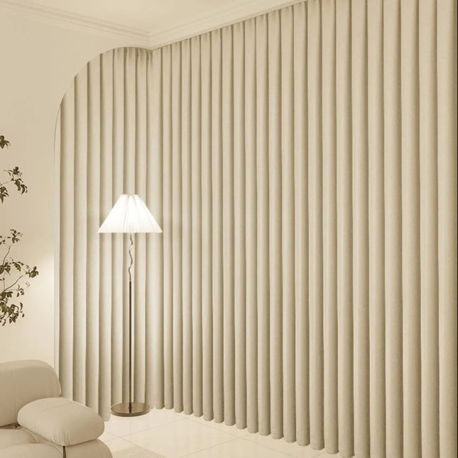 Yksivärinen beige verho metallirenkailla