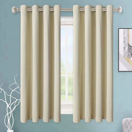 Yksivärinen beige verho metallirenkailla