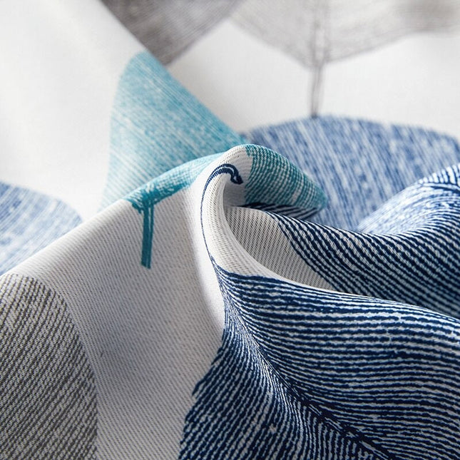 Sininen pimennysverho modernilla lehtikuviolla