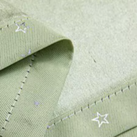 Vihreä pimennysverho hopeisilla tähdillä