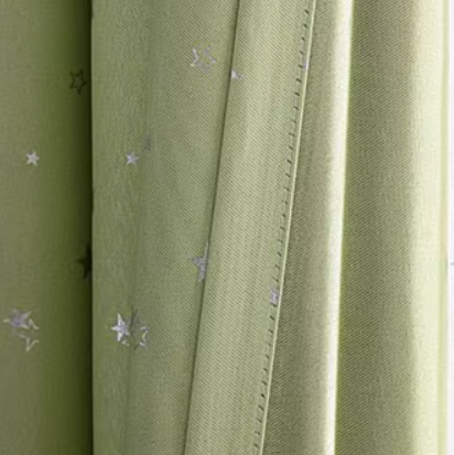 Vihreä pimennysverho hopeisilla tähdillä