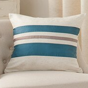 Moderni raidallinen verho renkailla