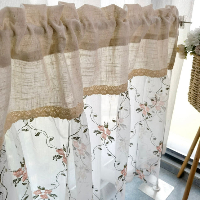 Maalaisromanttinen kappaverho keittiön ikkunaan