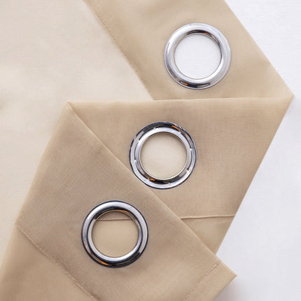 Yksinkertainen valkoinen valkoverho olohuoneeseen