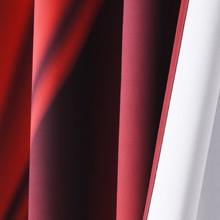 Teatterityylinen verho olohuoneen sisustukseen