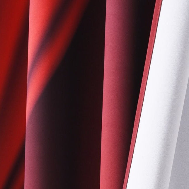 Teatterityylinen verho olohuoneen sisustukseen