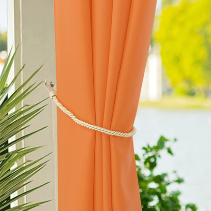 Oranssi vedenkestävä verho huvimajaan