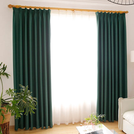 Vihreä pimennysverho olohuoneen ikkunaan