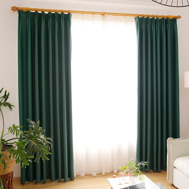 Vihreä pimennysverho olohuoneen ikkunaan