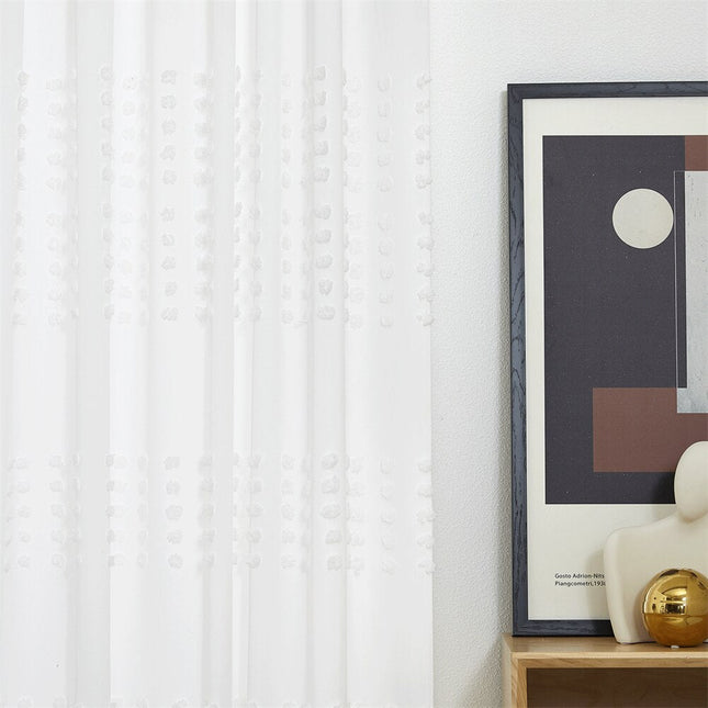 Valkoinen valoverho tuftatuilla palloilla