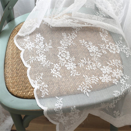 Klassinen valkoinen pitsiverho kukkakuviolla