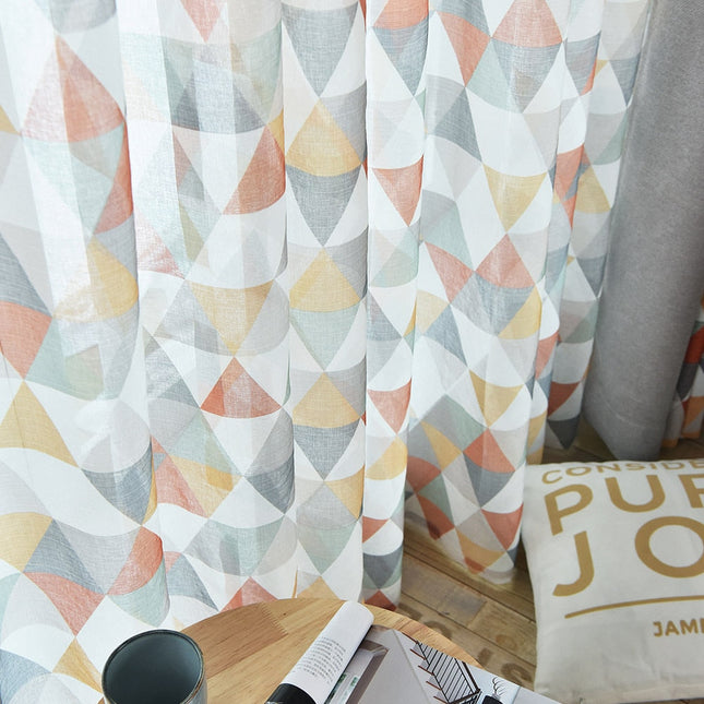 Kevyt valoverho värikkäällä kolmiokuviolla