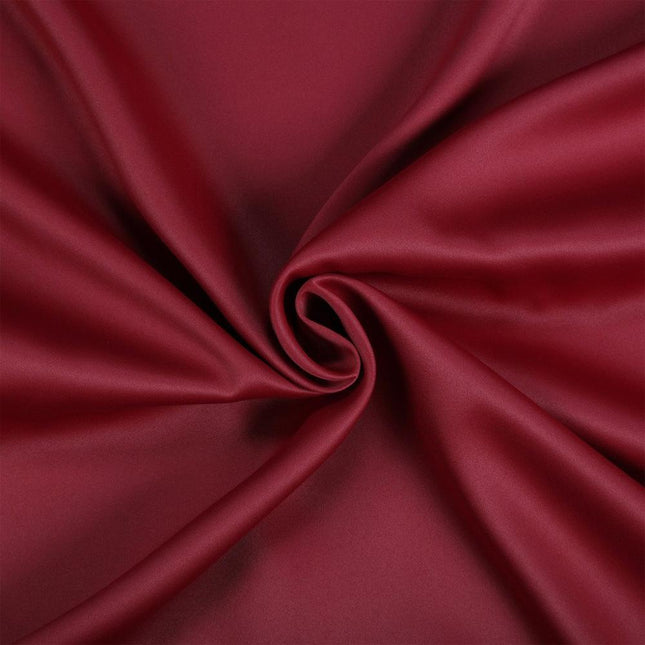 Paksu pimennysverho makuuhuoneen ikkunaan