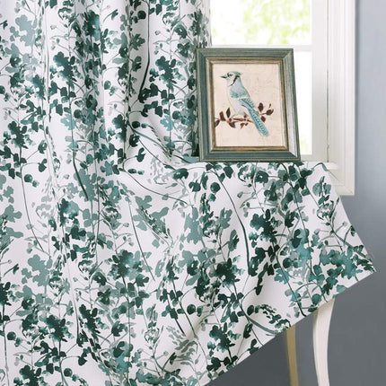 Valkoinen verho vihreällä kukkakuviolla