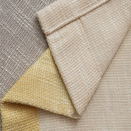 Moderni raidallinen verho olohuoneen ikkunaan