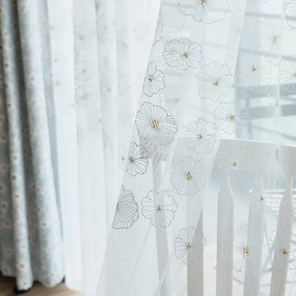 Kirjailtu kukkakuvioinen valoverho