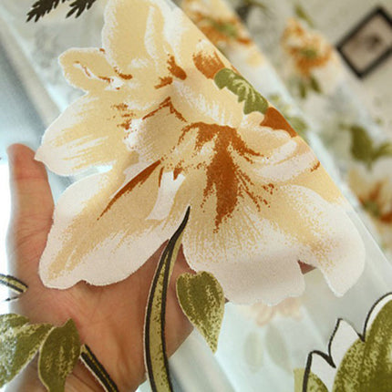 Moderni valoverho isolla kukkakuviolla