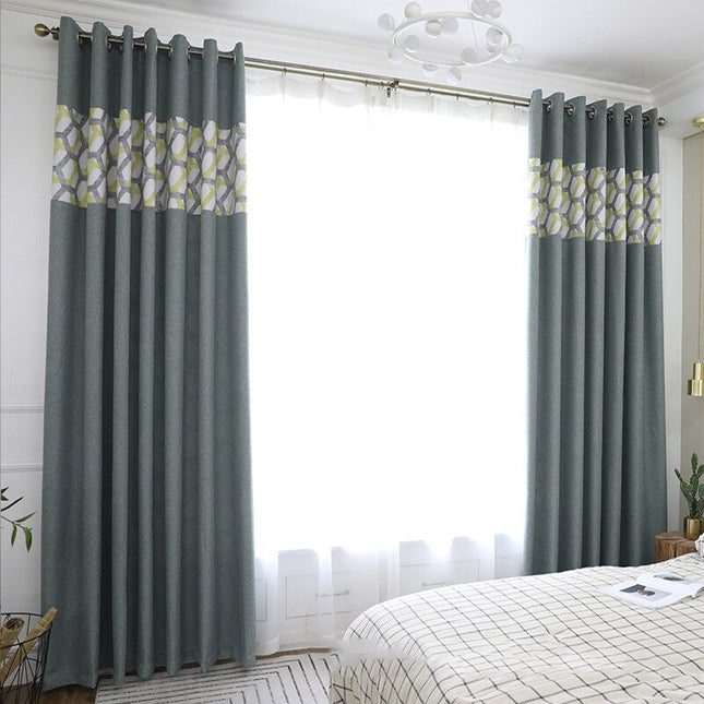 Pimennysverho kuviollisella yläreunalla