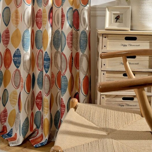 Monivärinen verho abstraktilla kuviolla