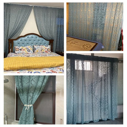 Sininen pitsiverho damaskikuviolla