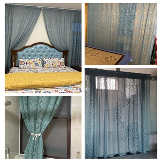 Sininen pitsiverho damaskikuviolla