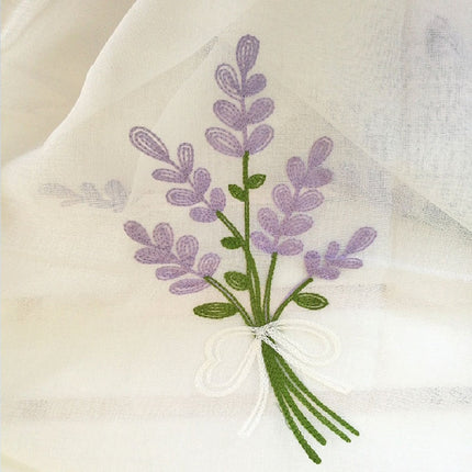 Kirjailtu valkoverho laventelikuviolla keittiöön