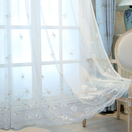 Kirjailtu valoverho herkällä kukkakuviolla