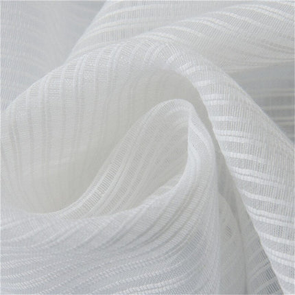 Valkoinen valoverho hillityllä ruutukuviolla