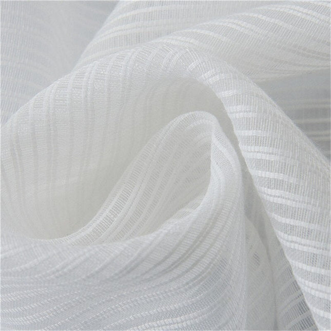 Valkoinen valoverho hillityllä ruutukuviolla