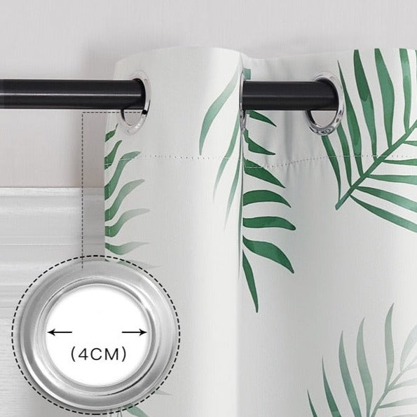 Valkoinen verho vihreällä trooppisella lehtikuviolla