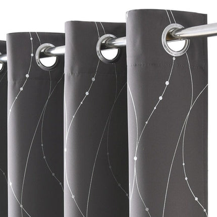 Harmaa pimennysverho hopeisilla raidoilla