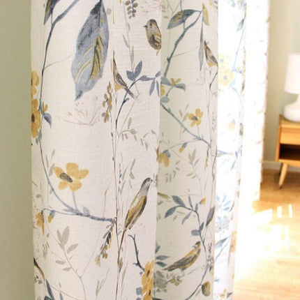 Harmaa valoverho keltaisella kukkakuviolla