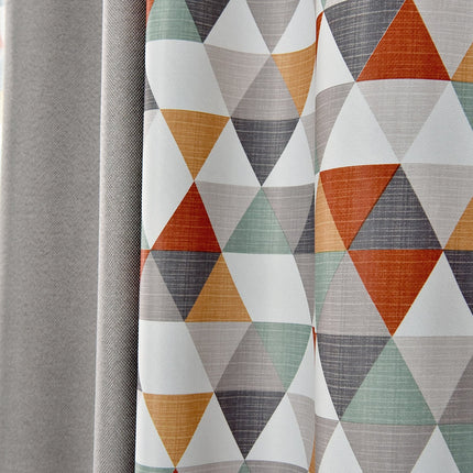 Pimennysverho värikkäällä geometrisella kuviolla