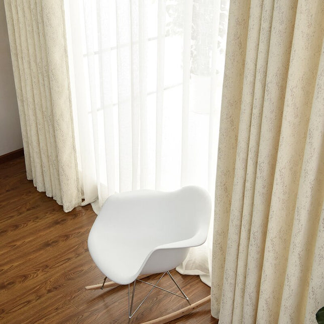 Luonnonvalkoinen verho hienovaraisella tekstuurilla