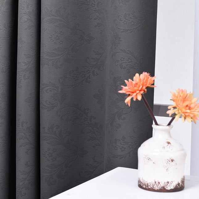 Kohokuvioitu pimennysverho damastikuviolla