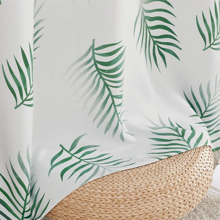 Valkoinen verho vihreällä trooppisella lehtikuviolla
