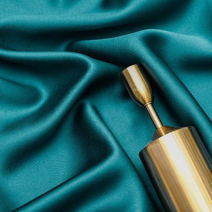 Sinivihreä pimennysverho kultaisella kukkakuviolla