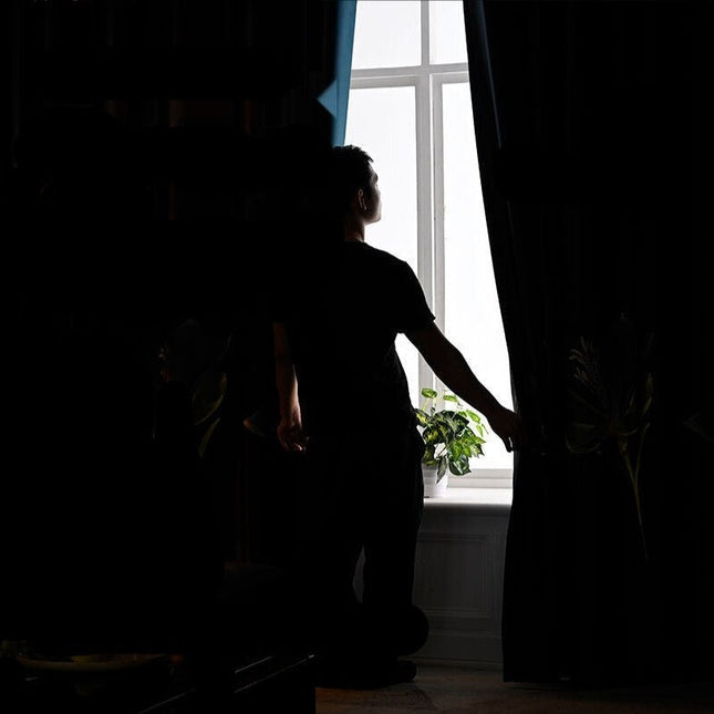 Sininen samettiverho kultaisilla kukkakoristeilla