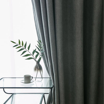 Harmaa verho beigellä koristereunalla