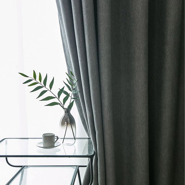 Harmaa verho beigellä koristereunalla