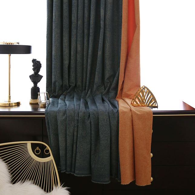 Tummansininen pimennysverho kultaisella kuviolla