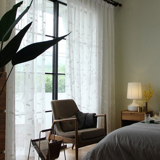 Kirjailtu valoverho hennoilla lehtikuvioilla