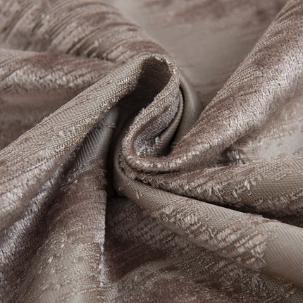 Teksturoitu harmaanruskea pimennysverho makuuhuoneeseen